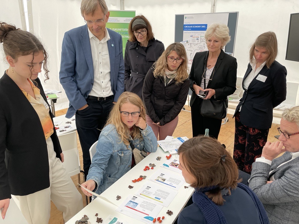 People playing the ScenCi Game at the Circular Economy Hotspot Bottrop in 2022.