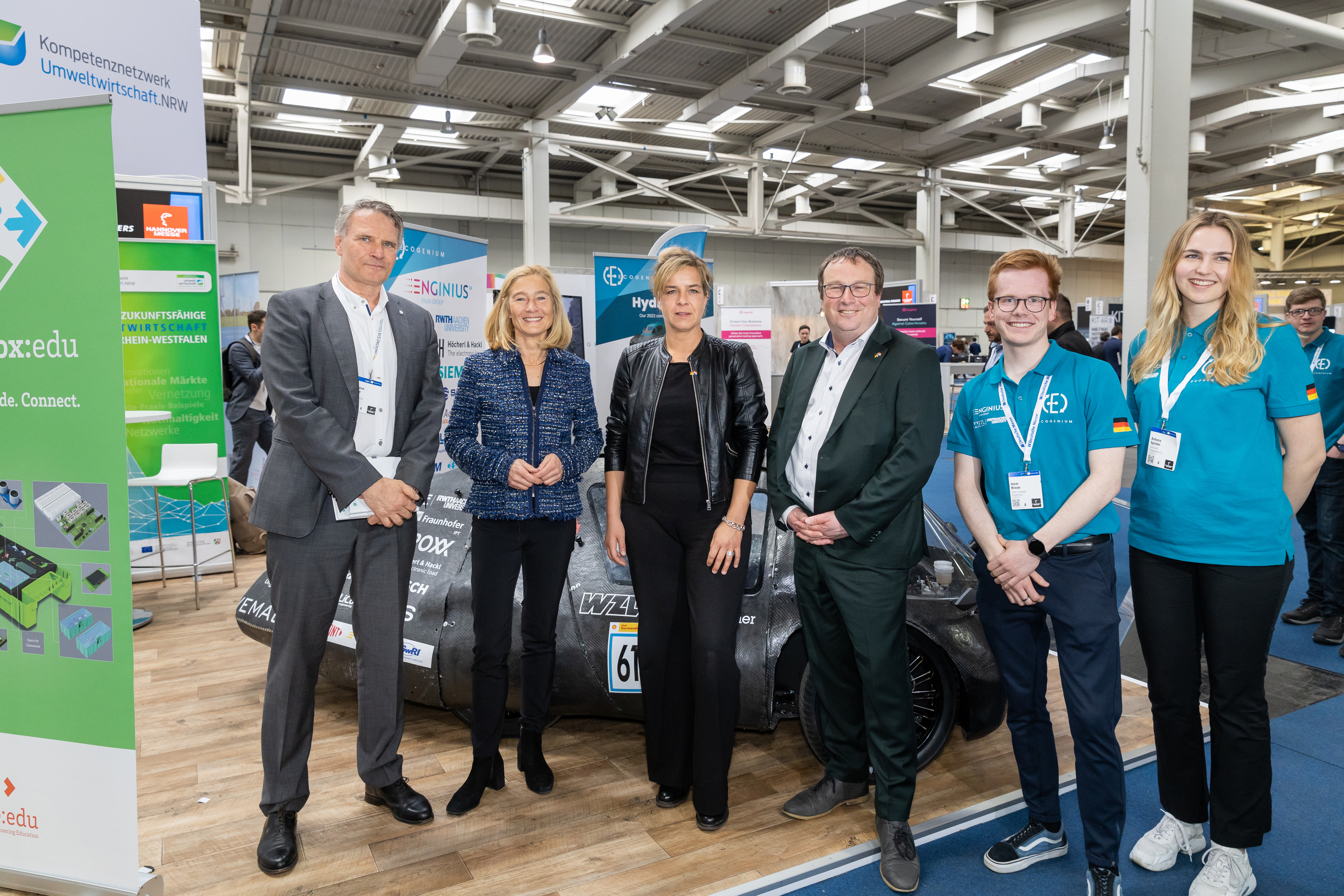 The North Rhine-Westphalian ministers of the environment (left of center) and of economic affairs (right of center) at our booth with one of our partner start-ups. 