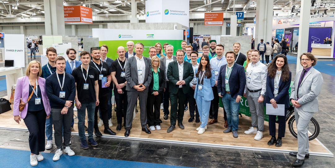 Gruppenfoto KNUW Gemeinschaftsstand Hannover Messe 2023