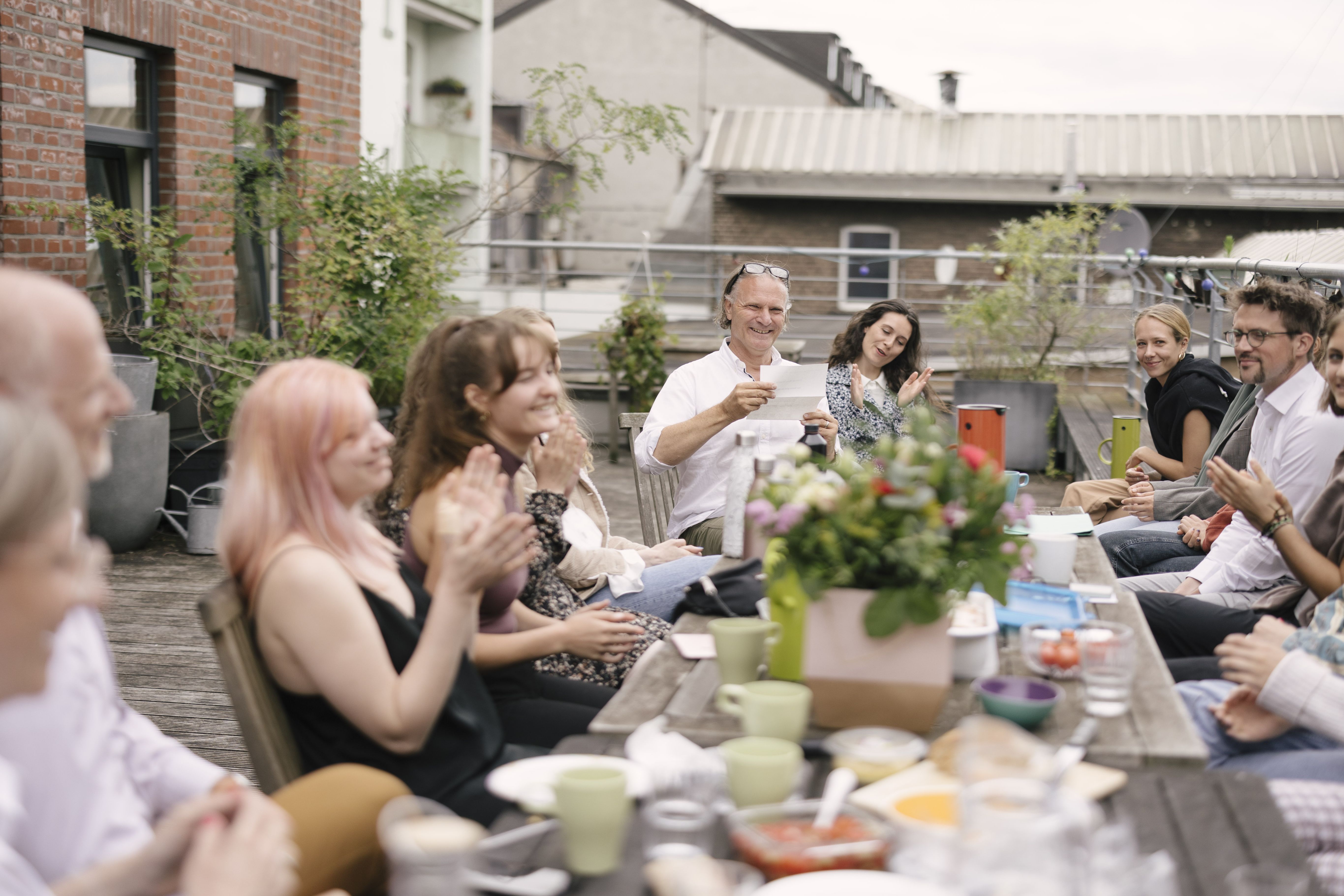 Das Bild zeigt die Studierenden mit der Jury am Tisch.