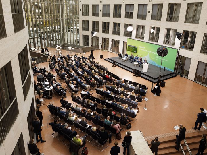 Das Bild zeigt das Publikum beim letztj&auml;hrigen SUMMIT Umweltwirtschaft.NRW 2022