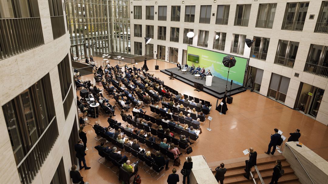 Das Bild zeigt das Publikum beim letztjährigen SUMMIT Umweltwirtschaft.NRW 2022