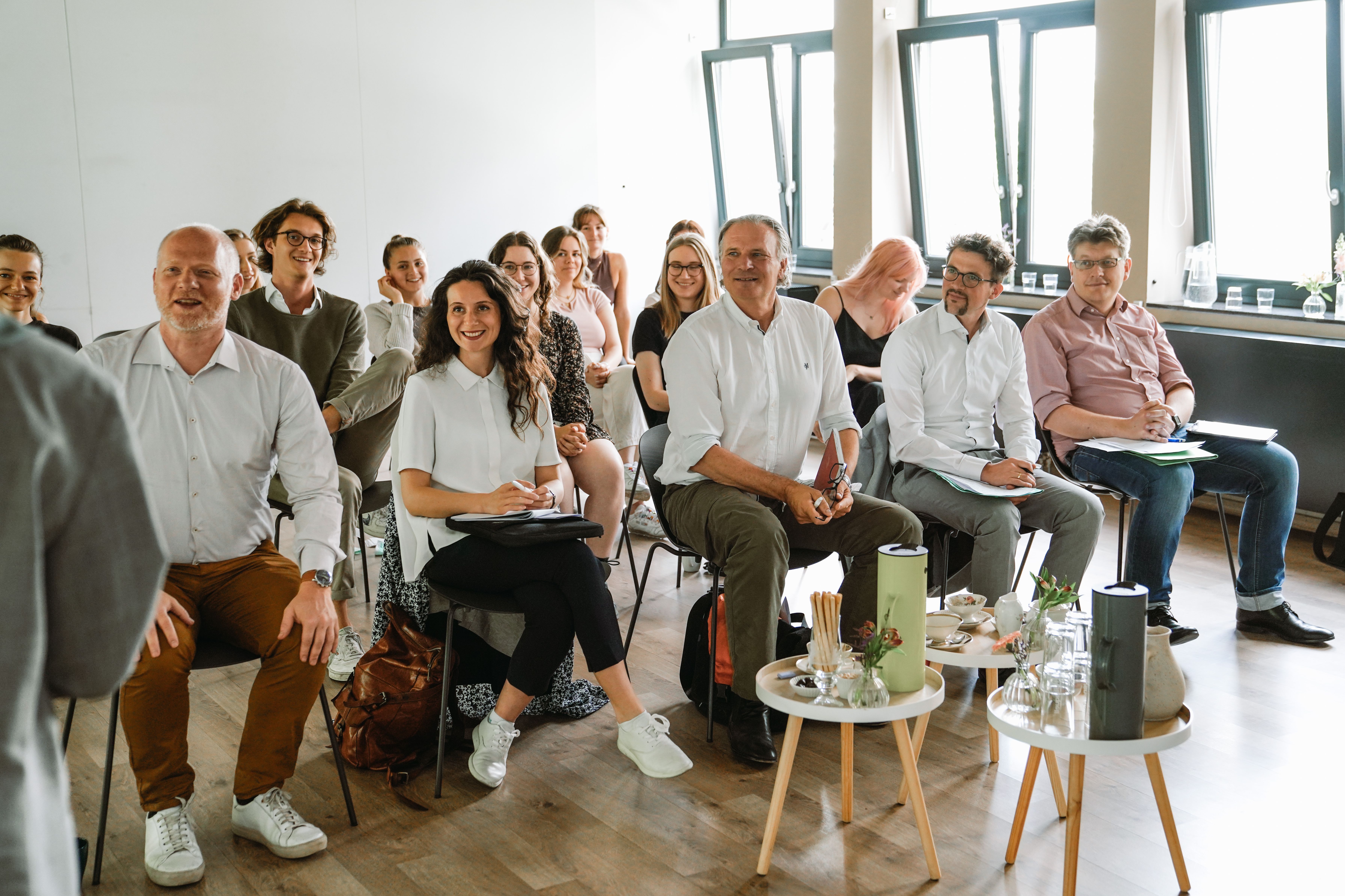 Das Bild zeigt das Publikum und die Jury bei der Vorstellung der Ergebnisse durch die Studierenden.