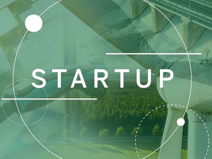 Das Bild zeigt den Schriftzug &quot;STARTUP&quot;. Der Hintergrund ist gr&uuml;n, es sind Windkraftanlagen zu sehen.