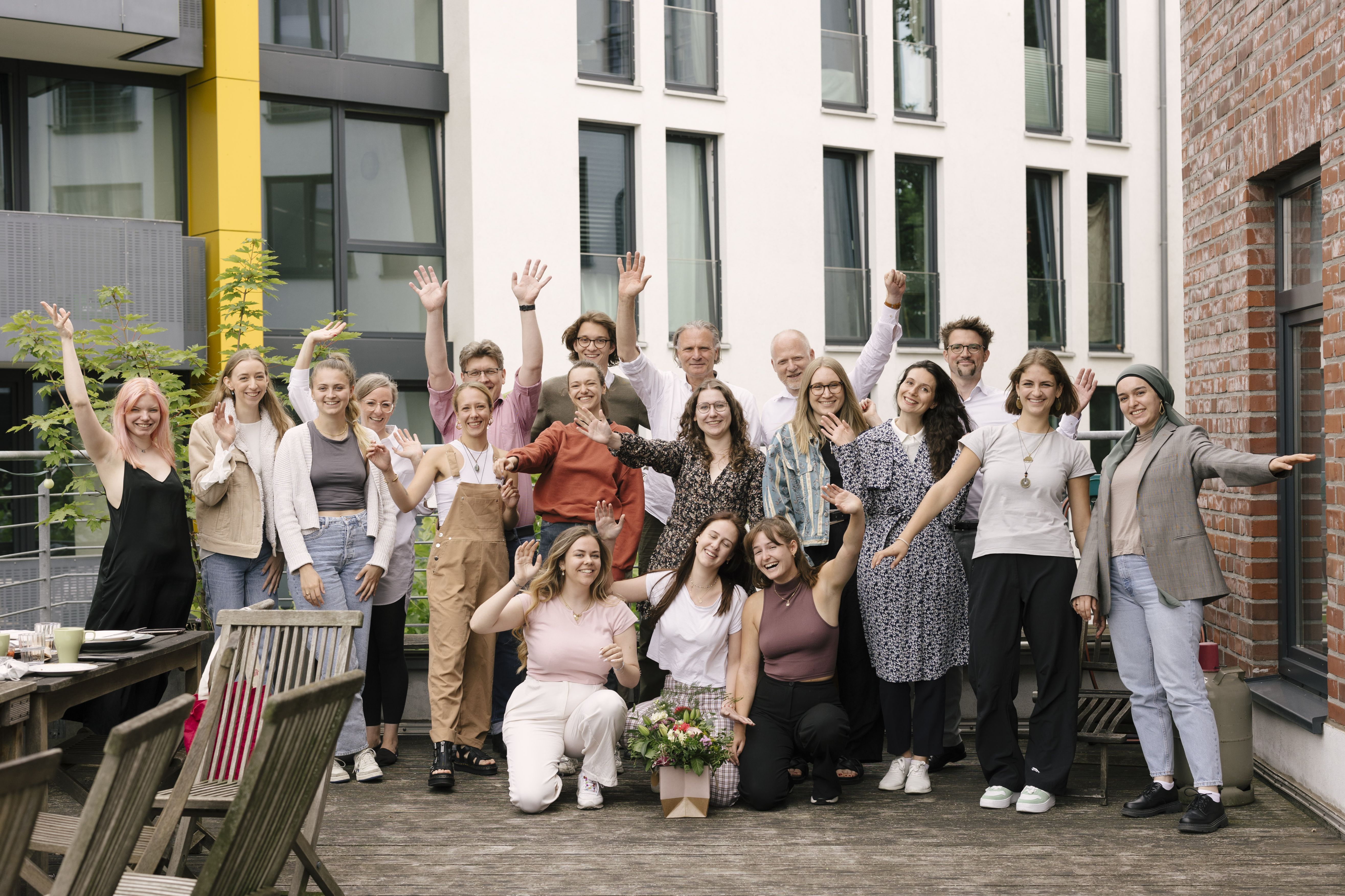 Das Bild zeigt die Studierenden mit der Jury.