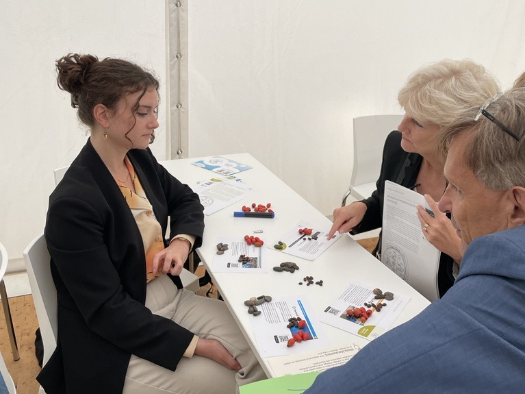 Das Bild zeigt eine Gruppe von Personen beim KNUW Learning Lab